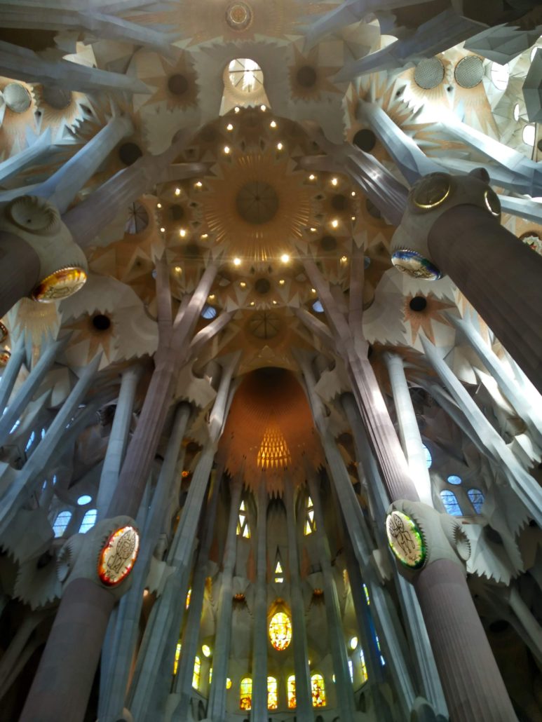 внутри Sagrada Família